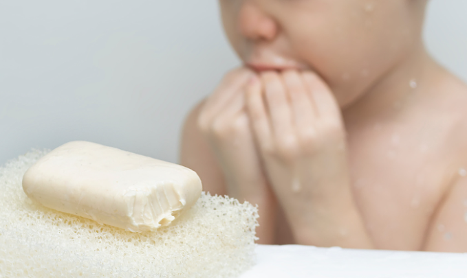 O que acontece se você comer sabonete e o que deve fazer